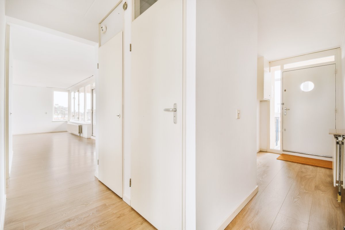 Heller Eingangsbereich mit Flur in einer Wohnung