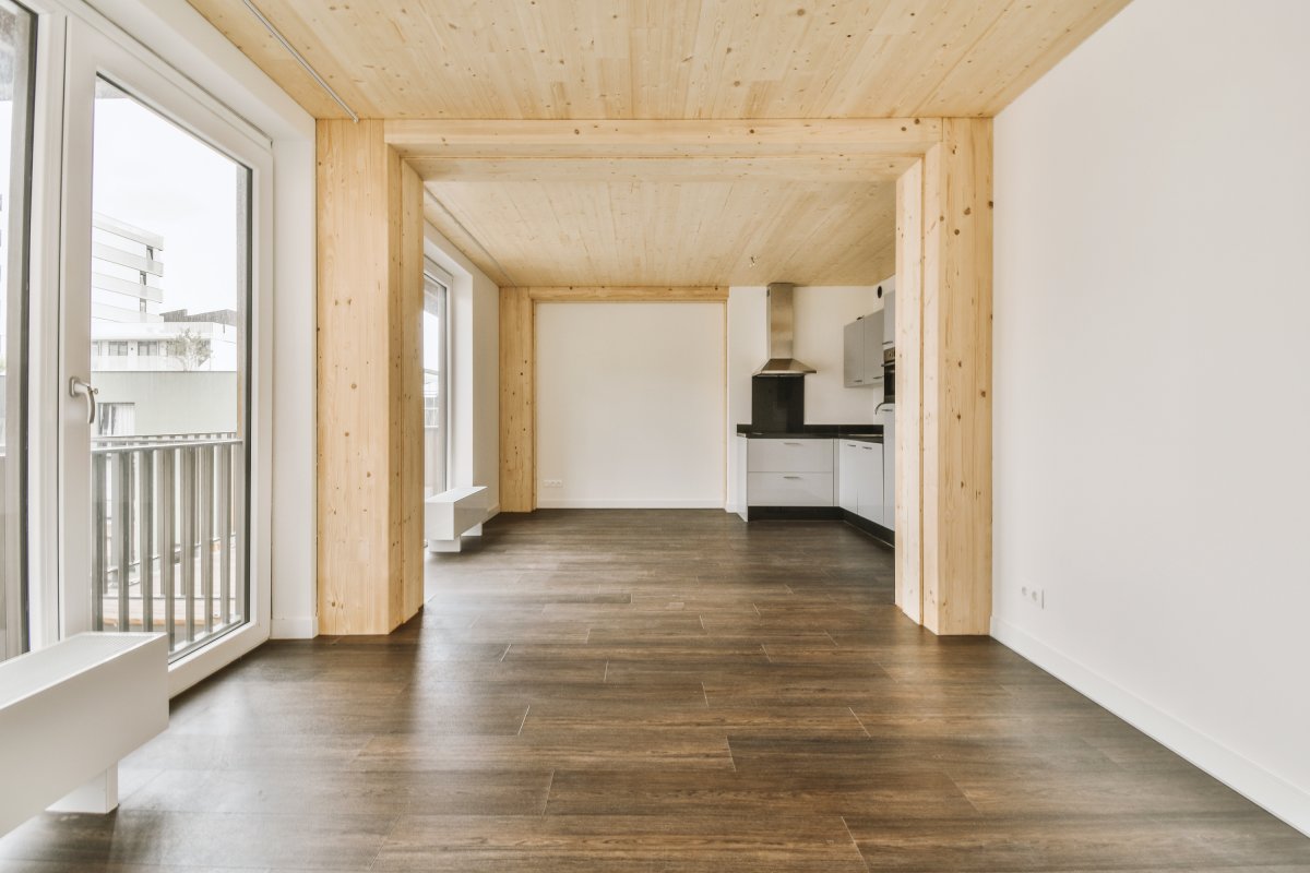 Geräumige, helle weiße Küche mit großen Fenstern