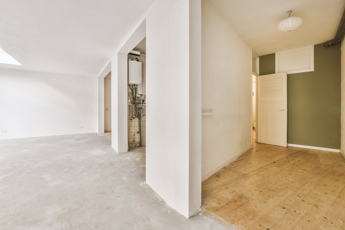 Geräumiger, heller, leerer Raum mit Wandnischen