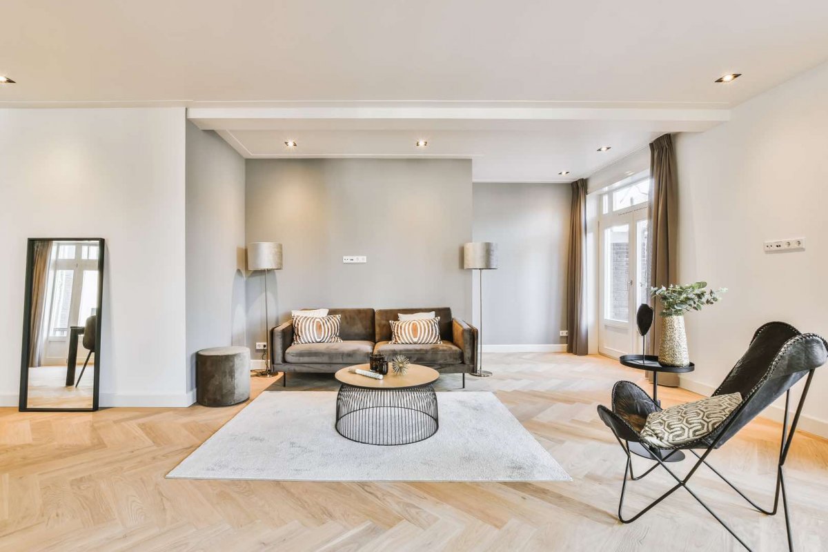 Helles, lichtdurchflutetes Wohnzimmer