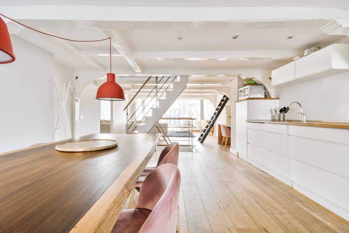 Leeres Esszimmer neben offener Küche