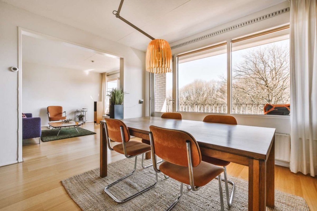 Modernes Wohnzimmer mit zeitgemäßer Einrichtung