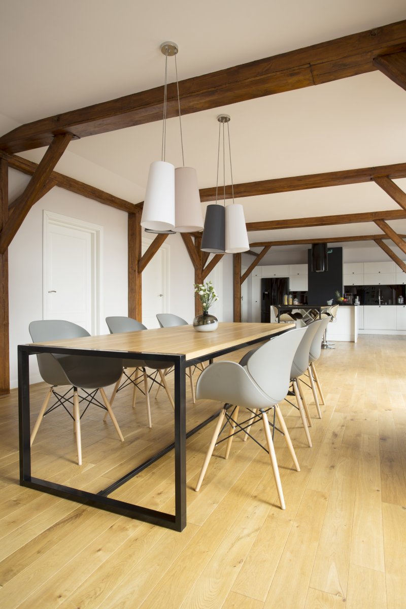 Seitenansicht eines elegant gedeckten Esstisches