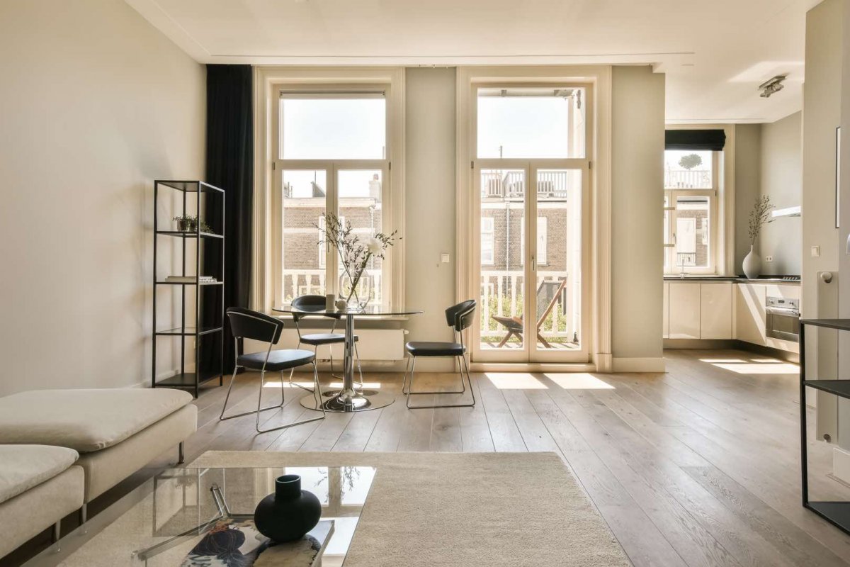 Wohnzimmer mit Sofa und Couchtisch